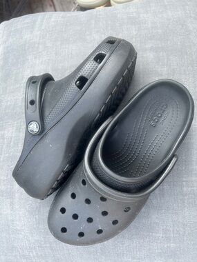CROCS Classic Clog in Black